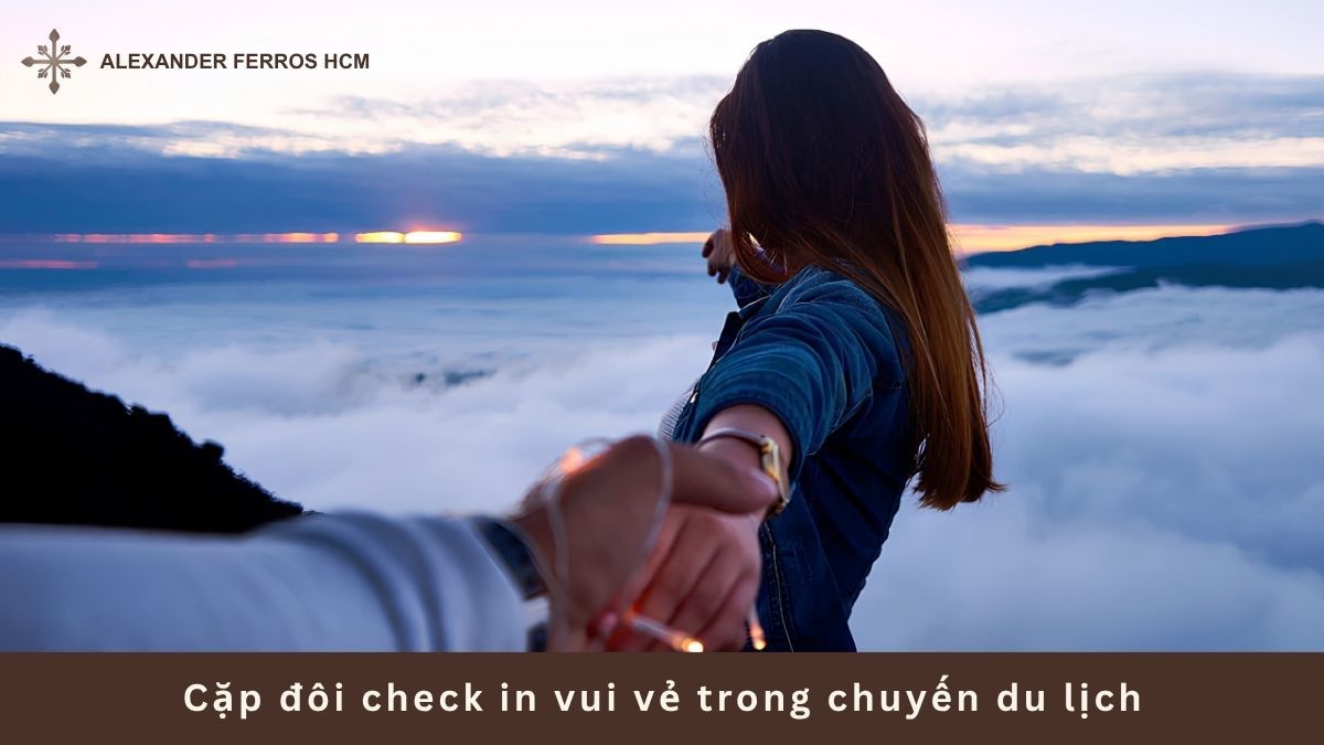 Cặp đôi check in vui vẻ trong chuyến du lịch