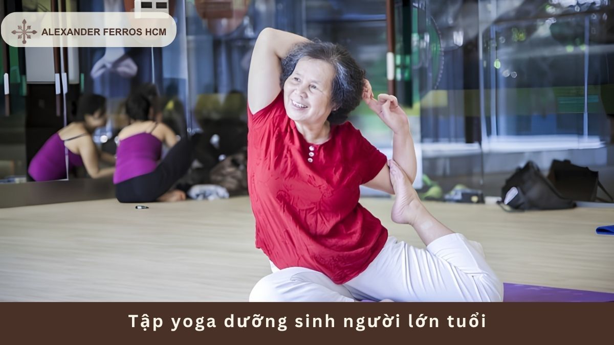 Tập yoga dưỡng sinh người lớn tuổi